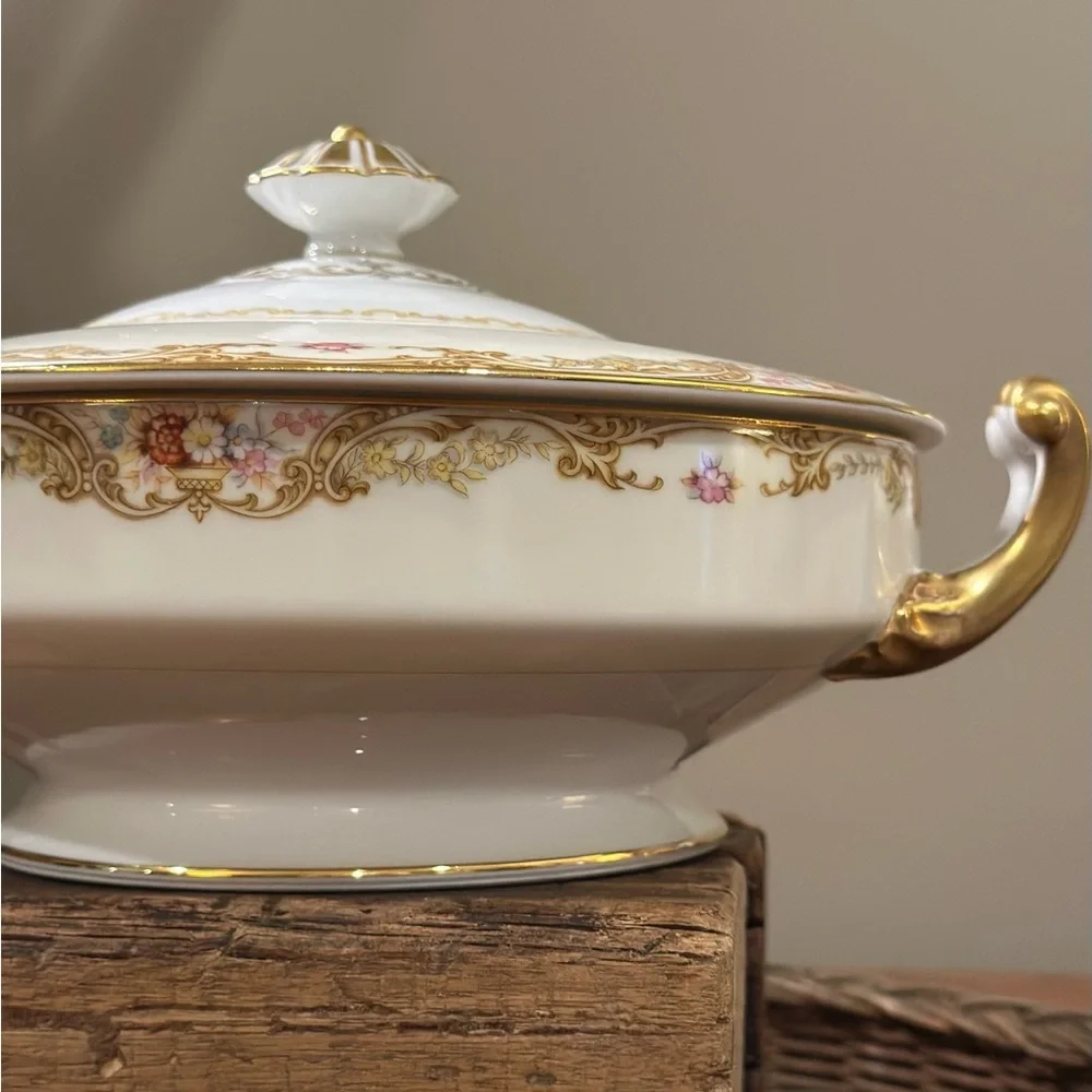 Noritake Trojan Fine Porcelain Vegetable Bowl With Finial Topped Dome Lid